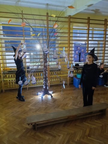 b_1024_768_0_00_images_2023_2024_SU_Andrzejki_401411812_813477457246871_8457656724801882157_n